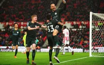David Silva lập cú đúp, Man City chạm một tay vào chức vô địch