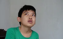 Thương cậu bé không cha đối mặt với nguy cơ biến mất cả hàm răng