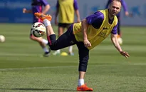Barcelona – Chelsea: Iniesta trở lại tập luyện, sẵn sàng ra sân