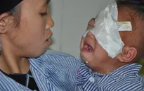 Tiếng khóc xé lòng của bé 2 tuổi bị ung thư võng mạc