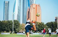 Man City hưởng nắng hè Dubai trong ngày Man Utd bại trận