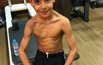Ronaldo con khoe “dáng đứng thể hình” huyền thoại