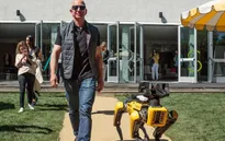 Ông chủ Amazon “gây sốt” khi dắt chó... robot đi dạo