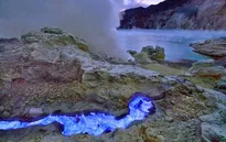 Núi lửa ở Indonesia phun khí độc, 30 người nhập viện