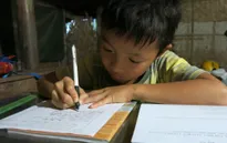 Bố bị bệnh, cả gia đình sống chật vật trong căn nhà lá cọ