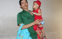 Bé mang trọng bệnh lay lắt theo cha nuôi mẹ đang nguy kịch