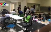 Vụ cháy chung cư Carina Plaza: Người dân băn khoăn nên đi hay ở lại?