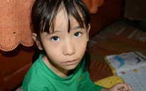 Ánh mắt đáng thương của bé 7 tuổi bị thiểu năng trí tuệ