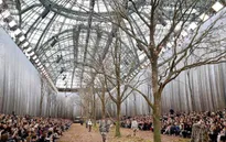 Hết trạm vũ trụ, Chanel lại biến sàn runway thành rừng