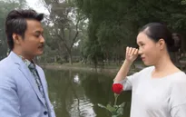 Hồng Diễm bối rối khi Hồng Đăng tặng hoa chúc mừng 8/3