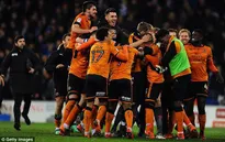 Bất chiến tự nhiên thành, Wolves có vé thăng hạng đầu tiên