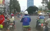 Tên cướp táo tợn kéo lê cô gái hàng chục mét ở trung tâm TP.HCM