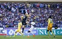 ẢNH: FLC Thanh Hóa nhọc nhằn đánh bại SLNA