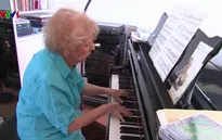 Cụ bà 103 tuổi với niềm đam mê chơi piano