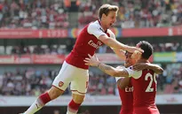 Monreal vô lê đẹp mắt, mở tỷ số cho Arsenal đầu hiệp 2