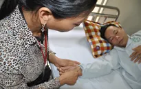 Thiếu 50 triệu đồng, vợ ngậm ngùi xin bác sĩ cho chồng về nhà để chết