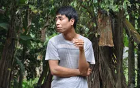 Mẹ tai biến nằm chờ chết, con bị thần kinh ngồi cười