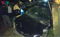 Ô tô bị tàu hỏa kéo lê 50m tại Hà Nội