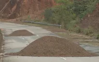 Kon Tum: Con đường "nghìn tỷ" chỉ dành để... phơi nông sản