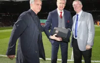 Sir Alex đã tặng gì cho HLV Wenger trong trận đấu cuối cùng tại Old Trafford?