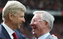 Sir Alex trao quà chia tay Wenger