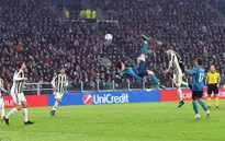 Cris Ronaldo "xe đạp chổng ngược", CĐV Juventus bật dậy… vỗ tay