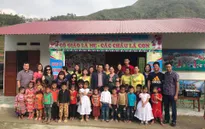 NSND Trần Nhượng và các nghệ sỹ trao tặng điểm trường mầm non tại Hà Giang