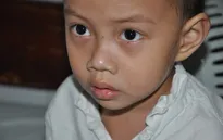 Bố chết, mẹ bỏ đi, bé 4 tuổi dân tộc Tày nguy kịch tính mạng vì viêm khớp gối