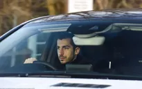 Bị buộc rời Man Utd, Henrikh Mkhitaryan bật khóc