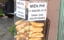 Ấm lòng với tủ bánh mì miễn phí cho lao động nghèo
