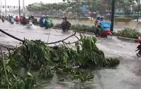 Vừa mưa "giải nhiệt", nhiều đường Sài Gòn đã ngập sâu