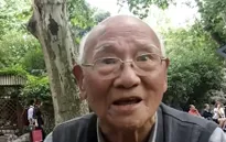 Ngưỡng mộ cụ ông bắt đầu học tiếng Anh ở tuổi 93