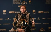 Neymar ăn mặc diêm dúa nhận giải Cầu thủ hay nhất Ligue 1