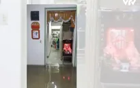 TP.HCM: Người dân sống trong cảnh ngập lụt sau khi nâng đường