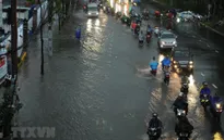 Nhiều tuyến đường ở TP.HCM ngập nặng sau mưa lớn