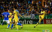 ẢNH: Ofere lập cú đúp giúp FLC Thanh Hoá giành 3 điểm tại Cẩm Phả
