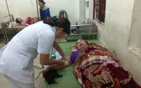 Ngồi trong nhà, 4 người bất ngờ bị sét đánh nhập viện