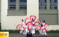 Nhóm du học sinh Việt Nam tham gia "Ngày lễ Quốc tế" tại Ba Lan