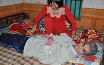 Con ung thư dạ dày chăm bố liệt trong nghẹn ngào nỗi đau