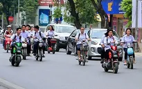 Nhiều học sinh ở Hòa Bình đi xe đạp điện không đội mũ bảo hiểm