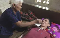 Vợ nguy kịch khi đi mua cháo chăm chồng chấn thương sọ não