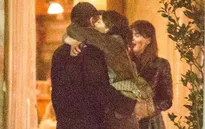 Leonardo DiCaprio công khai ôm hôn tình mới kém 23 tuổi