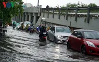 Mưa lớn gây ngập nhiều tuyến đường ở TP.HCM