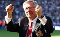 Sir Alex đã có thể ngồi dậy trò chuyện