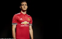 Vừa ký xong hợp đồng, tân binh của Man Utd đã phải chống nạng