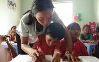 Cô gái trẻ khuyết tật mở lớp “gieo chữ” miễn phí cho trẻ em nghèo