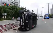 Bị xe bus "cắt đầu", ô tô 7 chỗ lật nhào trên xa lộ Hà Nội