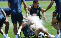Đồng đội Brazil ném trứng và bột vào Coutinho trên sân tập World Cup 2018