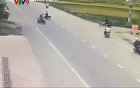 Sang đường bất cẩn gây tai nạn, hai xe máy ngã văng ra đường