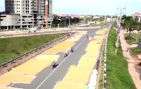 Hà Nội: Mặt đường thành… sân phơi thóc